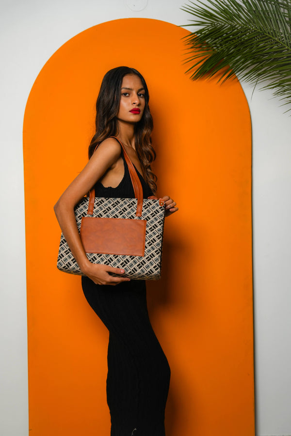 Tote Poise